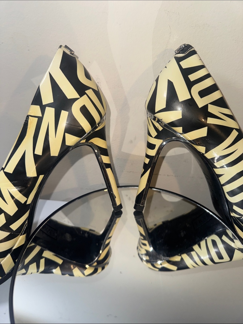 DKNY Lexi Logo Black and Cream Graphic Pointed-Toe Pumps - Size 8 - Picture 9 of 16